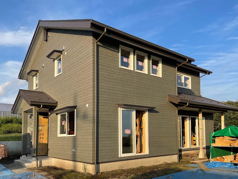 大きな吹抜けが特徴の家　建築中その後