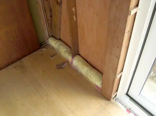 内部から気流止めの施工